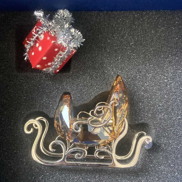 Swarovski Crystal Sleigh with Present in Original Box - Picture 2 of 4
